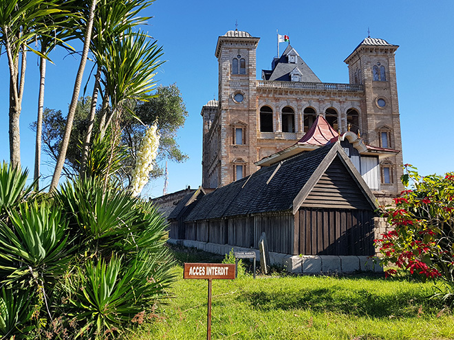 Hrobky merinských panovníků před královským palácem v Antananarivu