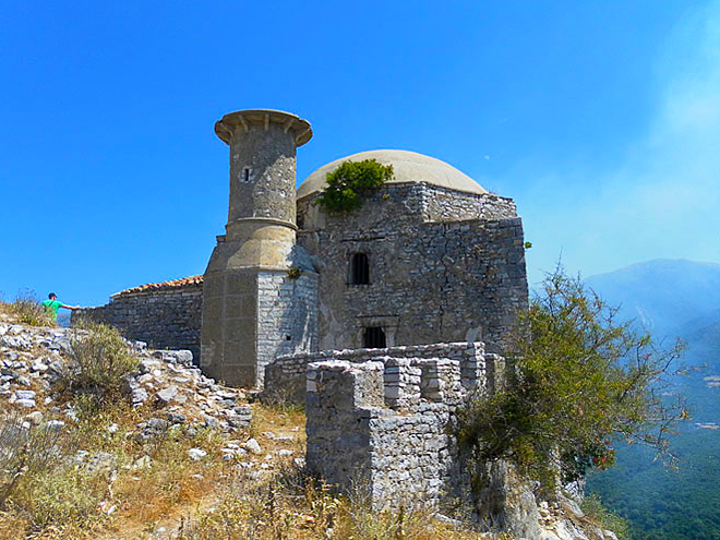 Zřícenina mešity s minaretem v ruinách hradu Borsh