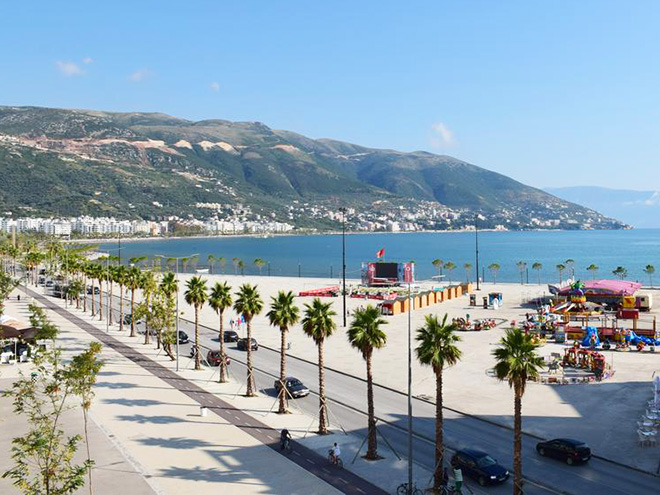 Pobřeží ve městě Vlorë lemuje upravená promenáda