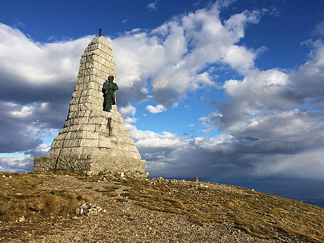 Mohyla nedaleko vrcholu Grand Ballon v pohoří Vogézy  