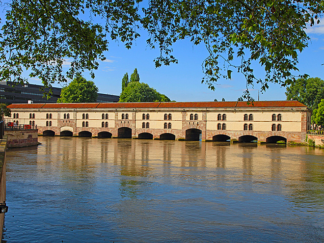 Ve Štrasburku nalezneme jedno z děl architekta Vaubana - hráz Barrage