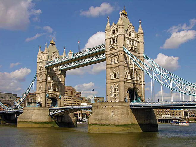 Nedaleko Toweru se nachází proslulý zvedací most Tower Bridge