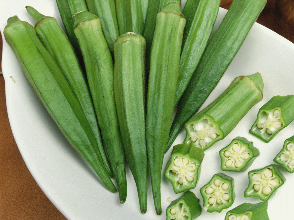 Zelenina okra se jí syrová nebo různě tepelně upravená