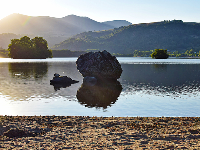 Sopečné jezero Lac Chambon je mělké, ale zato rozlehlé