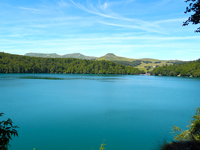 Klidná hladina vulkanického jezera Lac Pavin