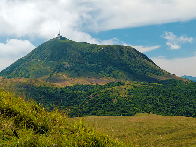 Le Puy-de-Dôme je nejstarší a zároveň nejstrmější sopkou masivu Dôme