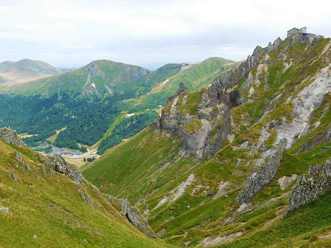 Horní stanice lanovky končí nedaleko vrcholu Puy de Sancy