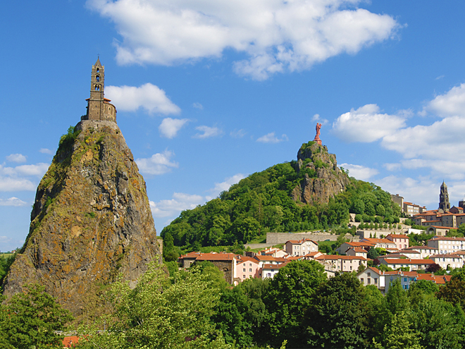 Le Puy-en-Velay bylo vystavěno mezi dvěma vyhaslými sopouchy