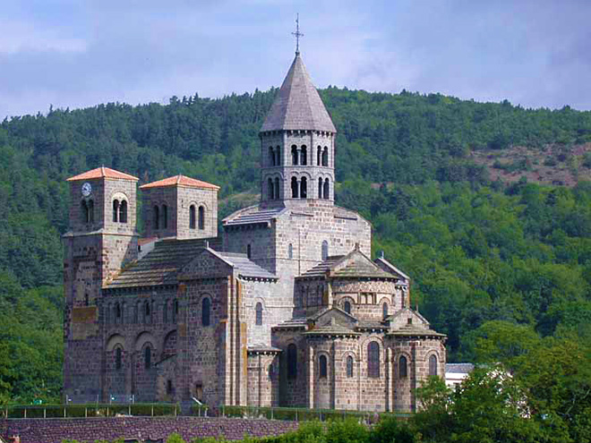 Malebný románský kostel v Saint-Nectaire