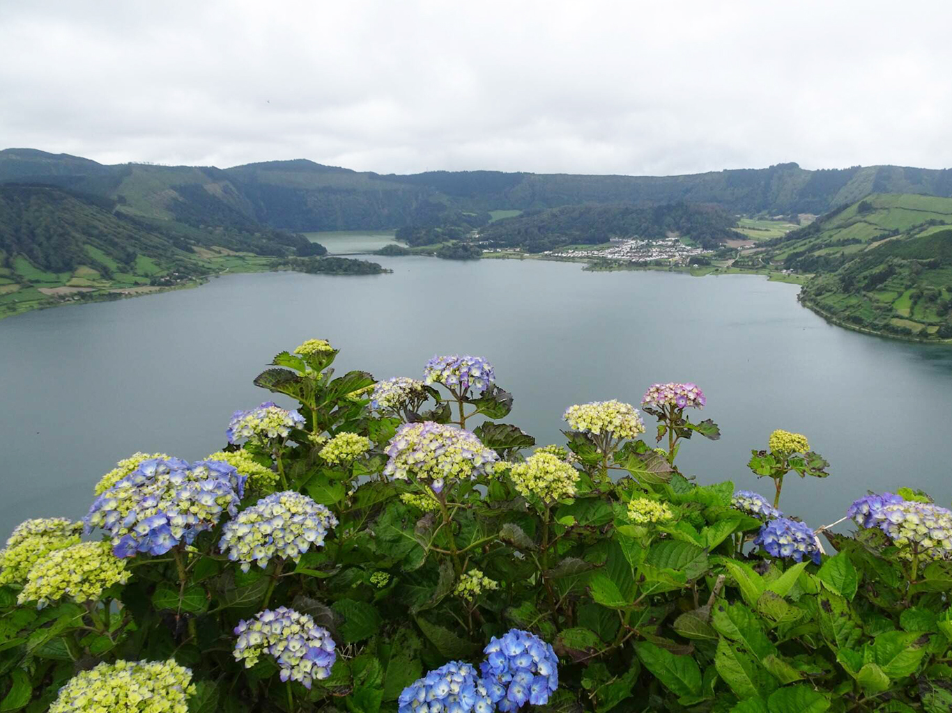 Kaldera Sete Cidades je porostlá bujnou vegetací