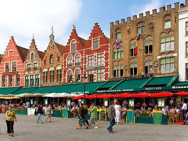 Na náměstí Grote Markt návštěvníka zaujmou středověké štítové domy