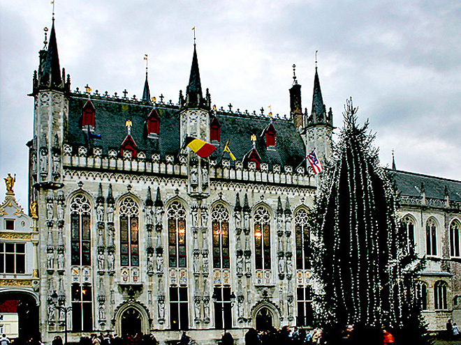 Podle této krásné radnice byly postaveny radnice v Bruselu, Gentu a Lovani