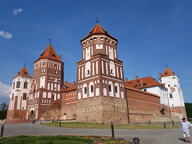 Hrad Mir z cihel a kamene byl vybudován na počátku 16. století