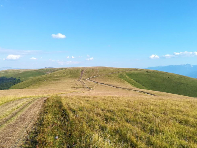 Pohoří Bitovnja z velké části pokryté travnatým porostem