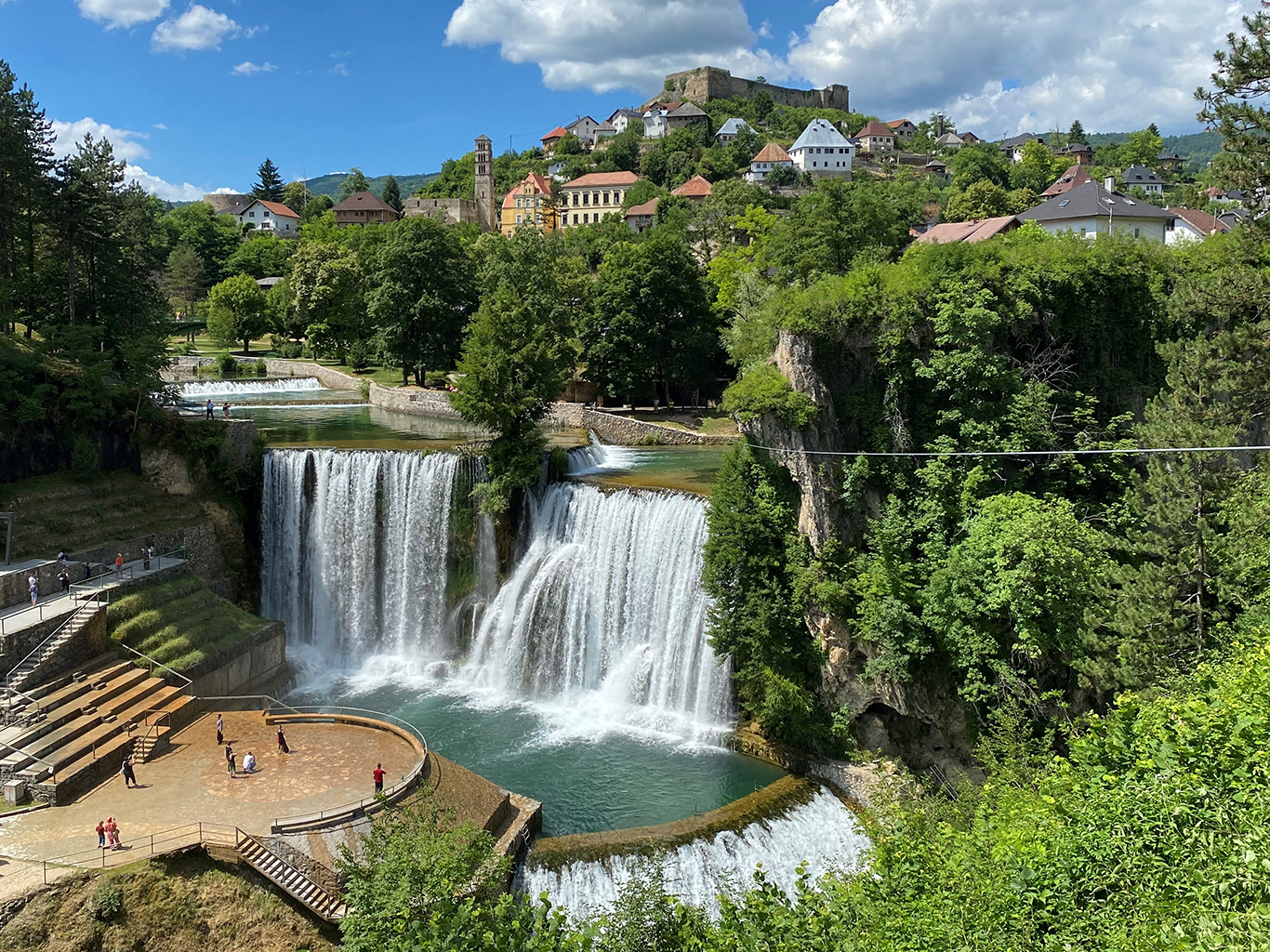 Městu Jajce dominuje vodopád na řece Plivě