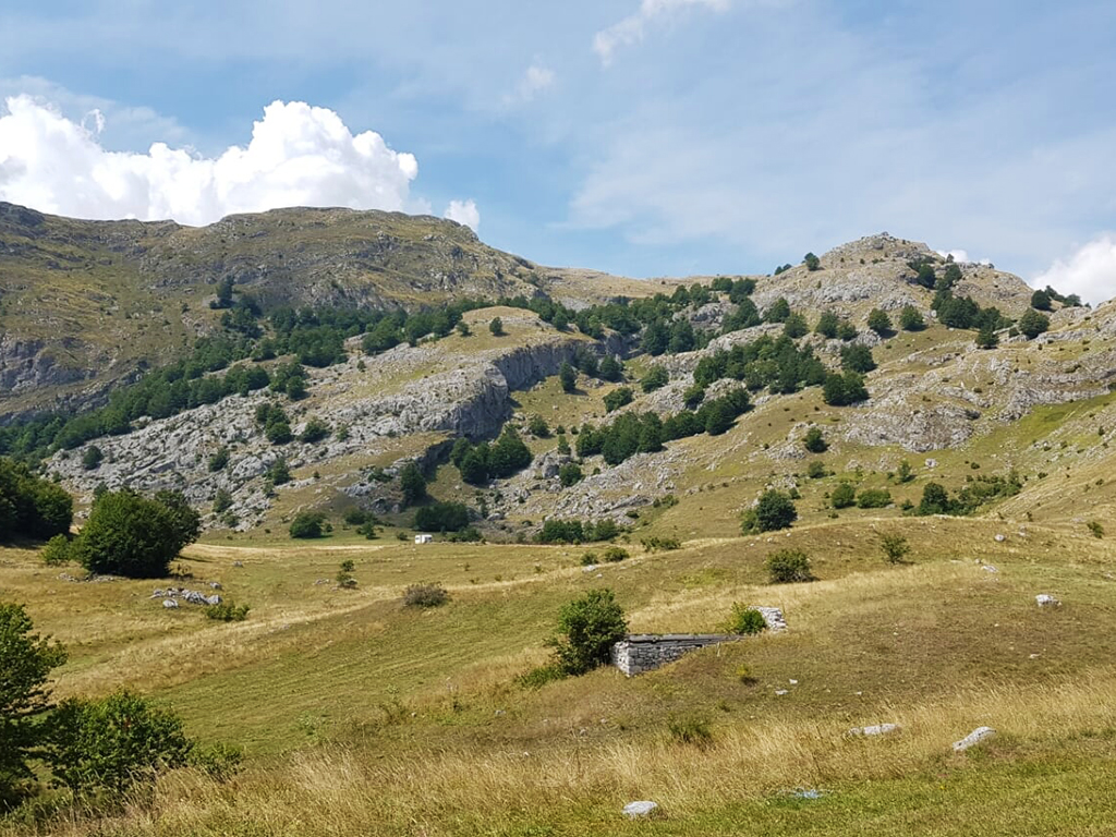 Louky a vápencové skály v pohoří Bjelašnica