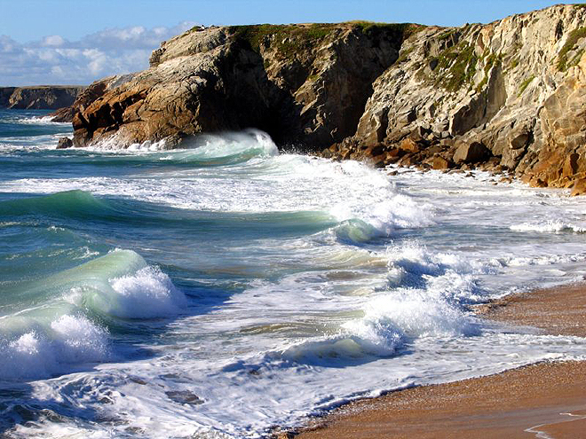 Tříštící se mořské vlny na poloostrově Quiberon