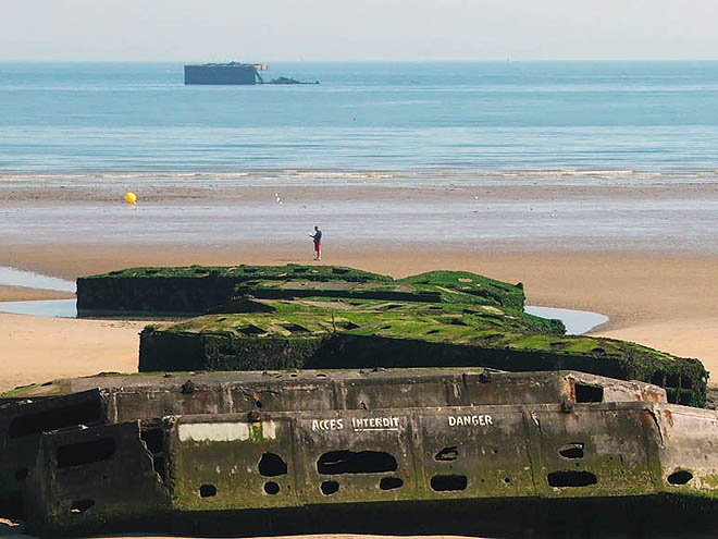 Zbytky pontonových mostů v Arromanches