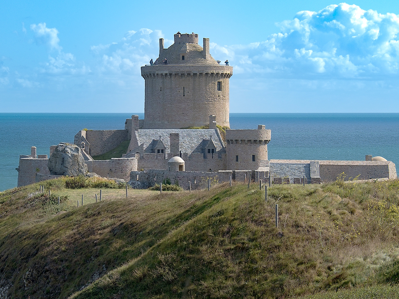 Pevnost Fort La latte pochází ze 14. století