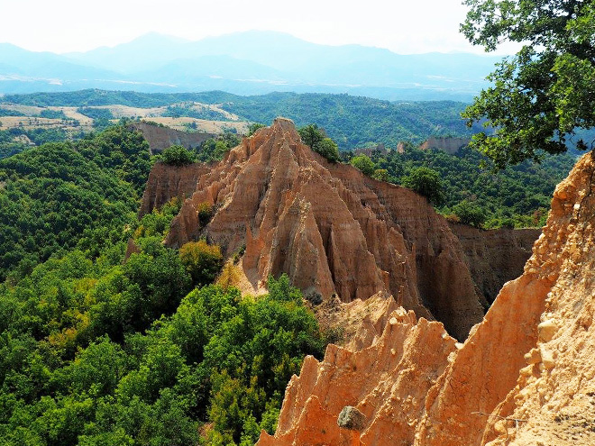 Erozí vznikly v okolí Melniku útvary připomínající  pyramidy