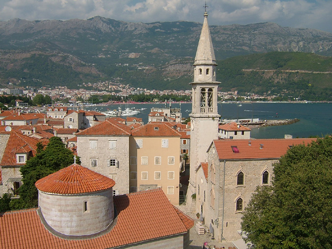 Budva a hory v pozadí