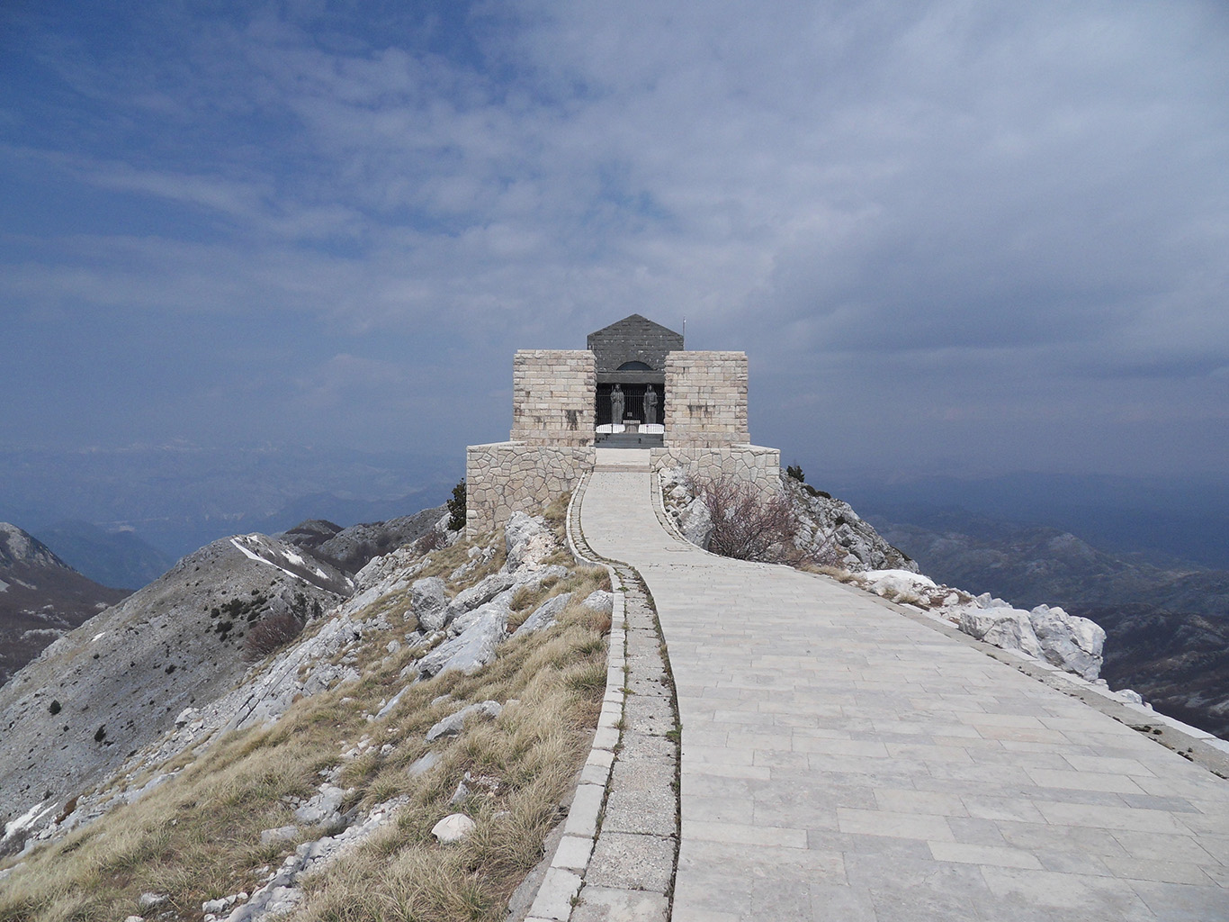 Njegošovo mauzoleum na vrcholu hory Lovćen