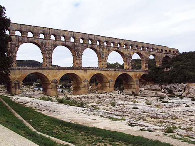 Pont du Gard, 49 m vysoký a v nejdelším místě 275 m dlouhý akvadukt