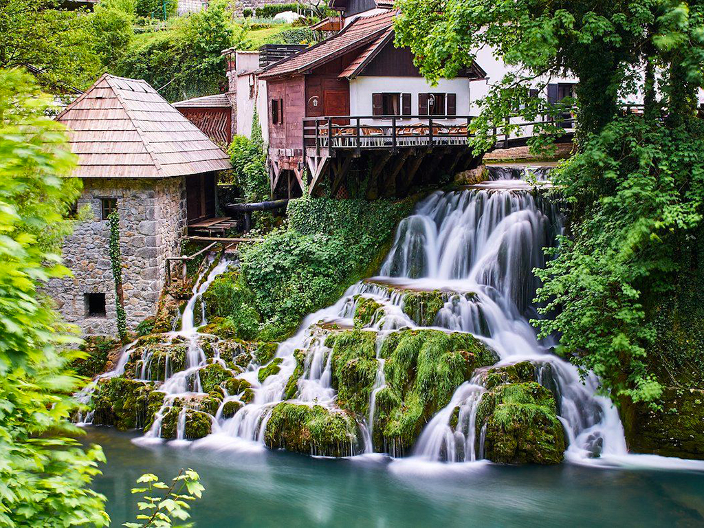 Vesnička Rastoke je protkaná množstvím vodopádů, peřejí a jezírek