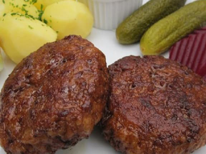 Na pánvi s vepřovým tukem smažené karbanátky frikadeller