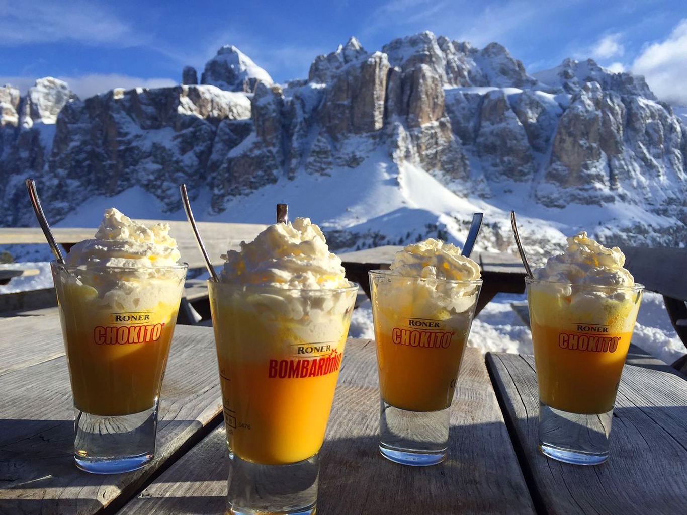 Dejte si na svahu pauzu a ochutnejte bombardino, nápoj zimních Dolomit