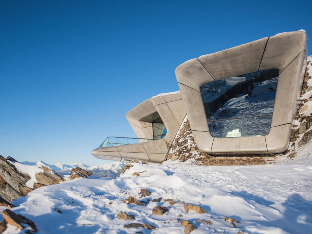 Messnerovo muzeum od Zahy Hadid leží na vrcholu hory Kronplatz