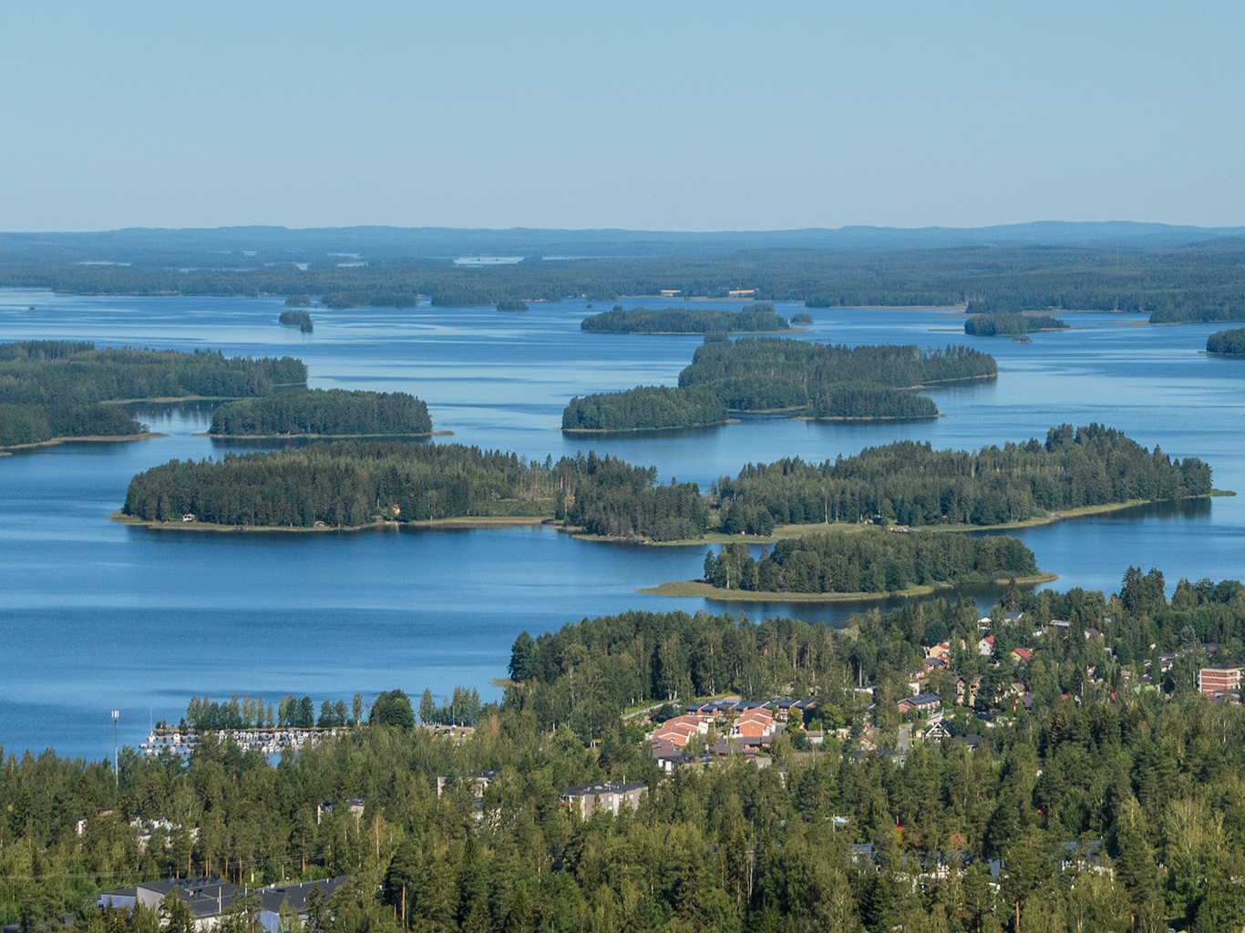 Kuopio v provincii Severní Savo tvoří převážně lesy střídající se s jezery a ostrůvky