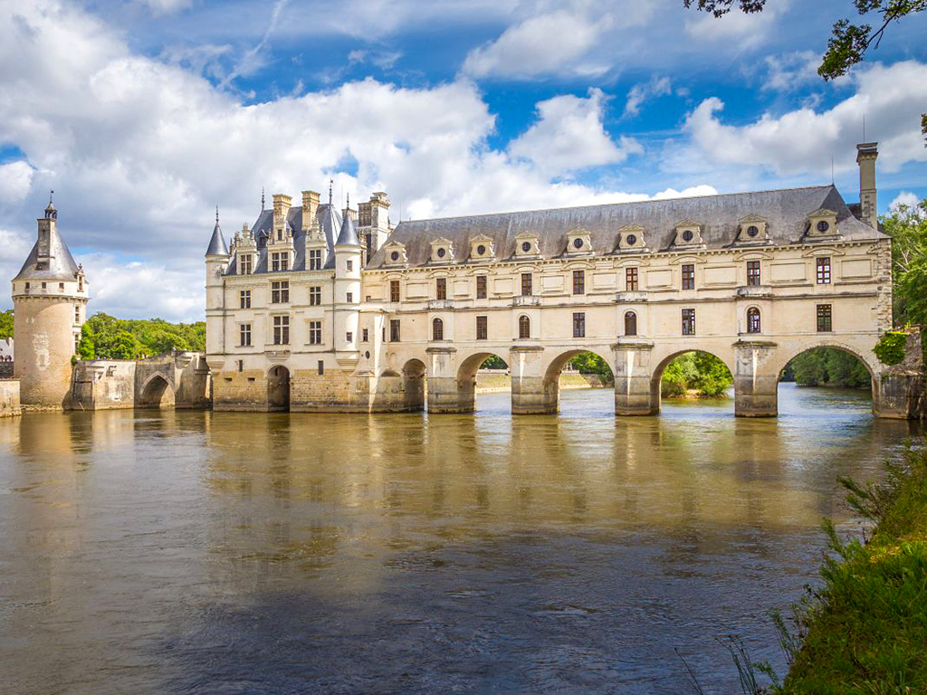 Typické mostní oblouky zámku Chenonceau