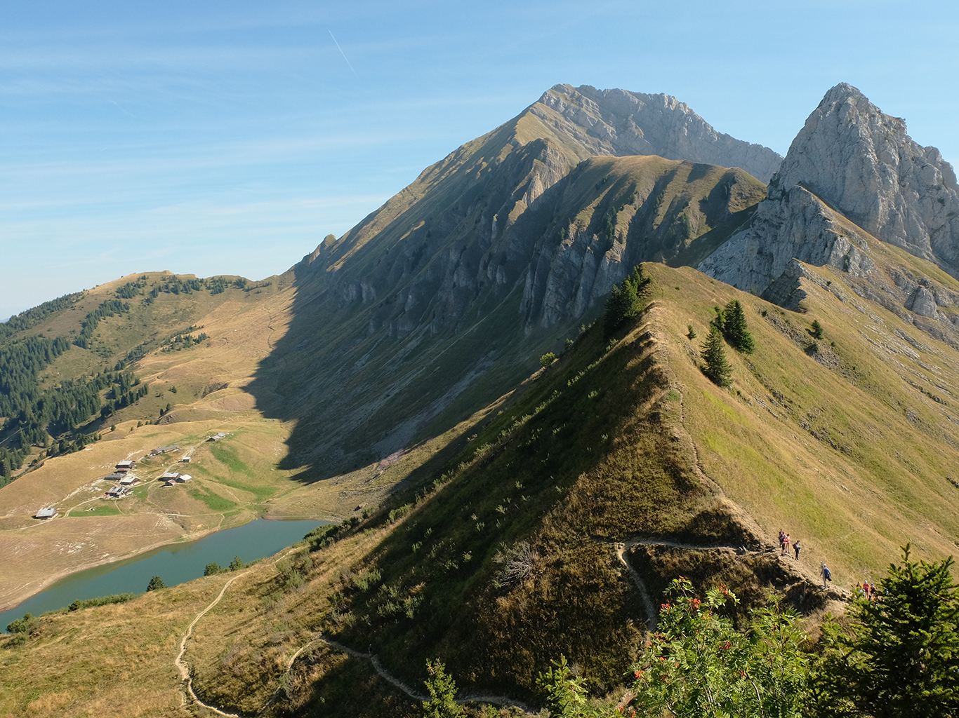 Jezero Confins leží ve výšce 1 450 m na úpatí masivu Aravis