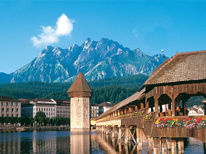 Město Luzern a jeho dřevěný kapličkový most Kapellbrücke