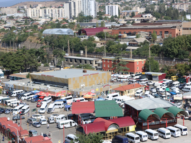 Lehce chaotické autobusové nádraží Didube plné maršrutek