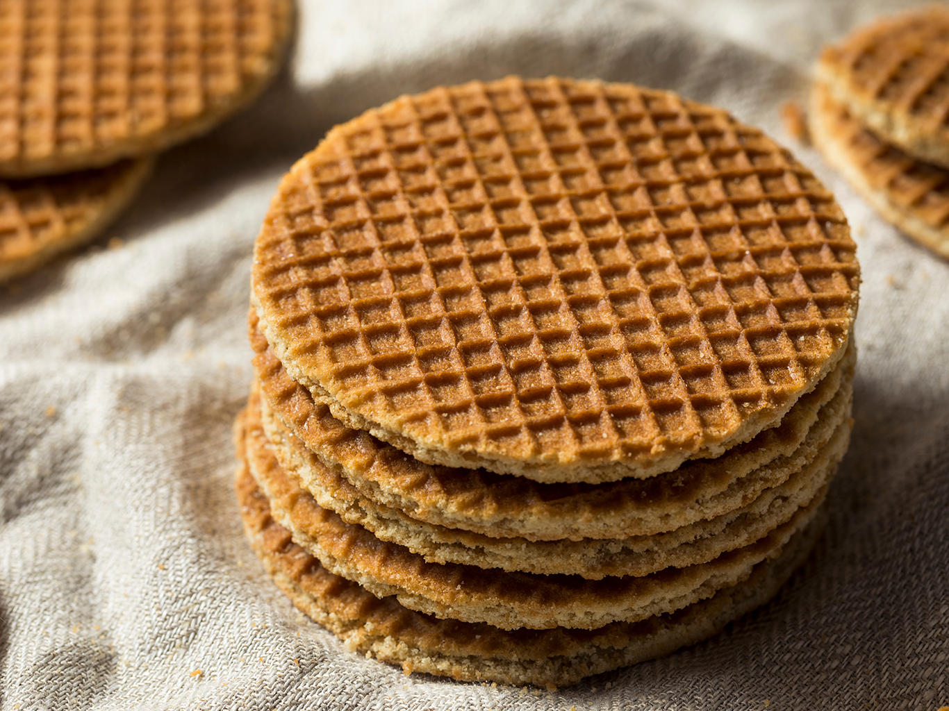 Tenké vafle stroopwafel s karamelovou sirupovou náplní se těší velké oblibě