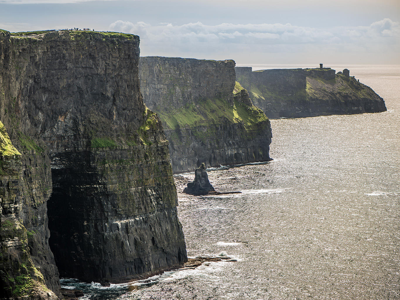 Útesy Cliffs of Moher mají v průměru na výšku 203 m