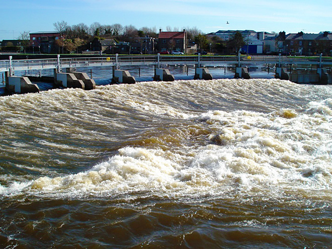 Jez Salmon Weir pomáhá lososům překonat kaskádovitý úsek řeky