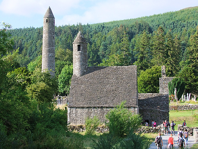 Glendalough v překladu z irštiny znamená „údolí dvou jezer“