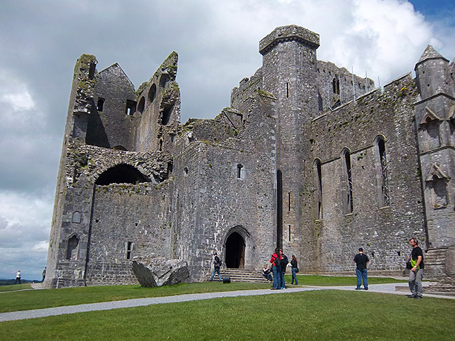 Původně opevněný hrad Rock of Cashel