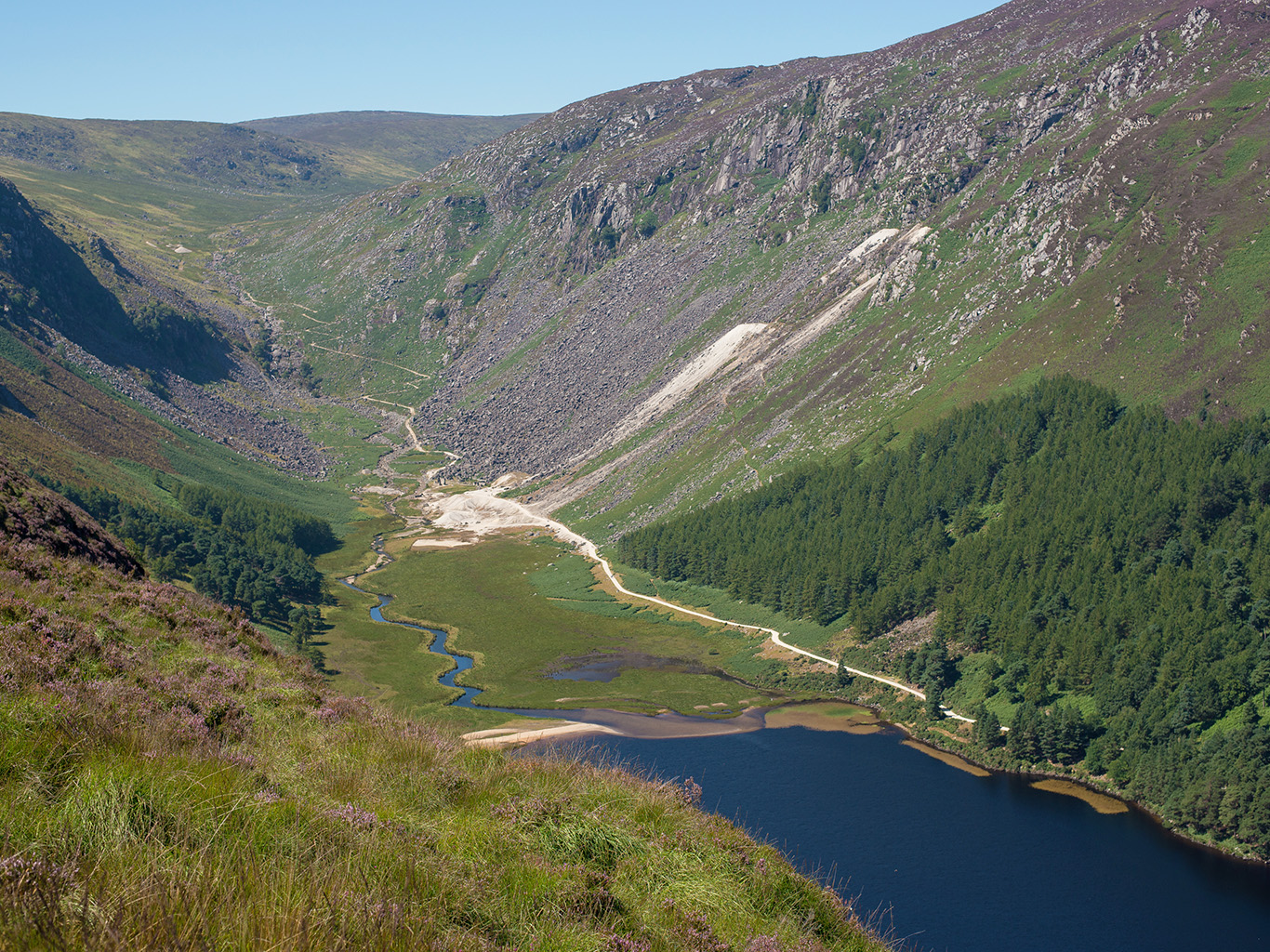 V národním parku Wicklow Mountains leží dvě jezera