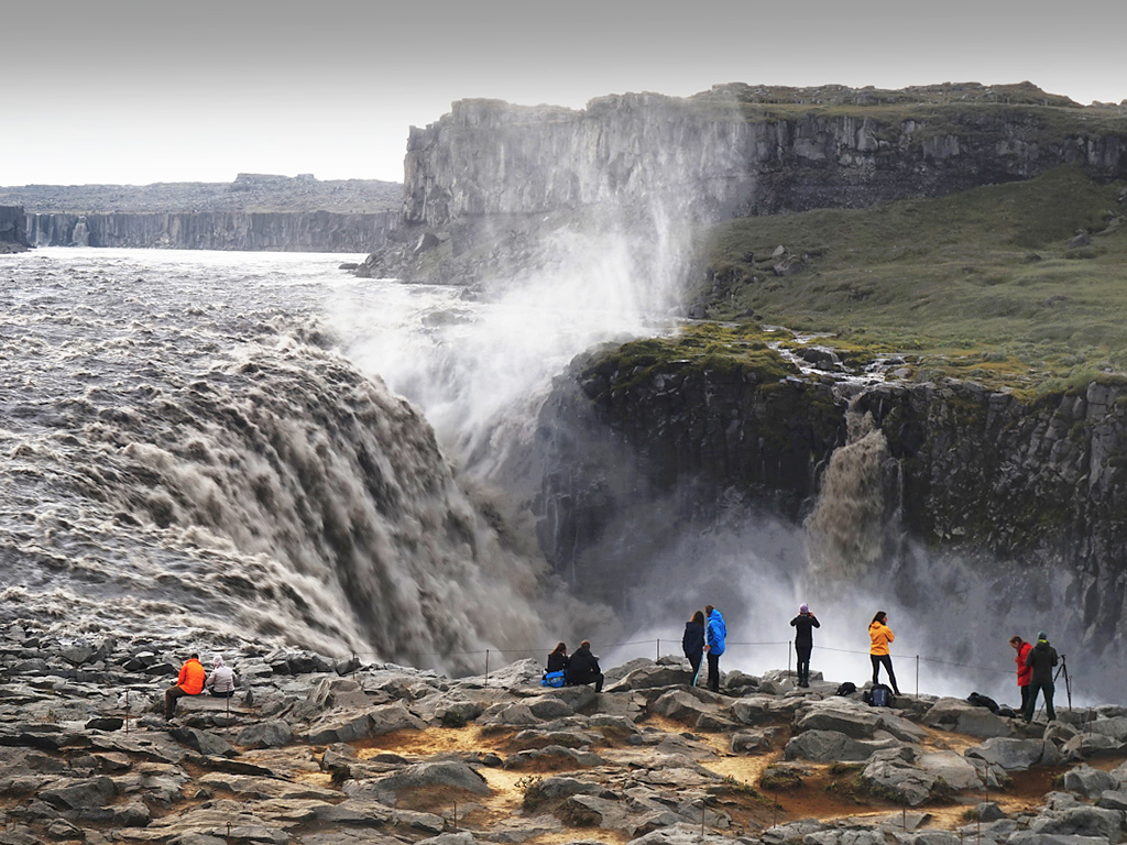 Vodopád Detifoss padá z výšky 44 m