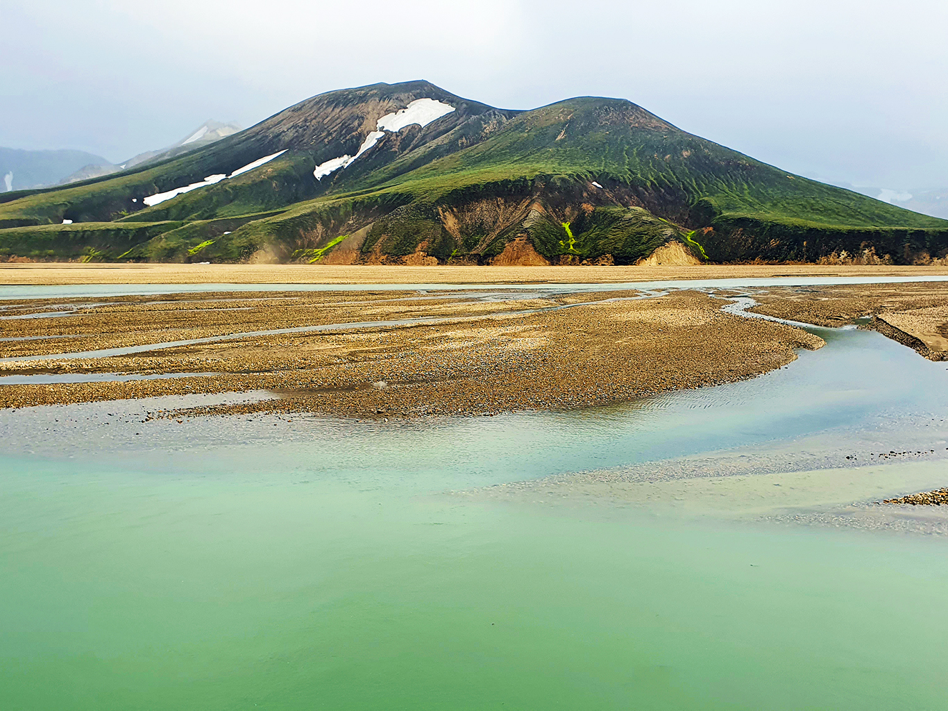 Túra v oblasti Landmannalaugar vede přes vrcholy i údolím