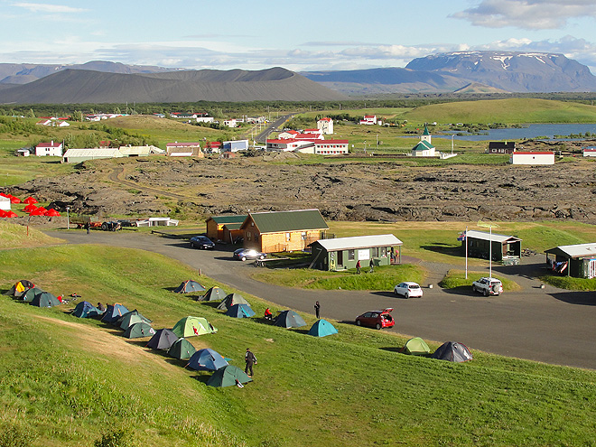 Kemp na břehu jezera Mývatn (v pozadí kráter Hverfjall)