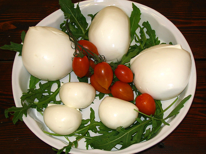 Sýr mozzarella se přidává do salátů, na pizzu nebo třeba i na těstoviny