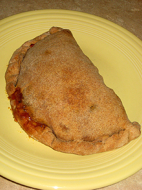 Pizza Calzone je zavinutá do tvaru půlměsíce