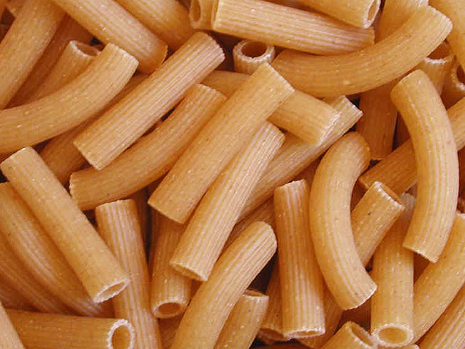 Rigatoni jsou oproti penne větší a na konci odříznuté rovně