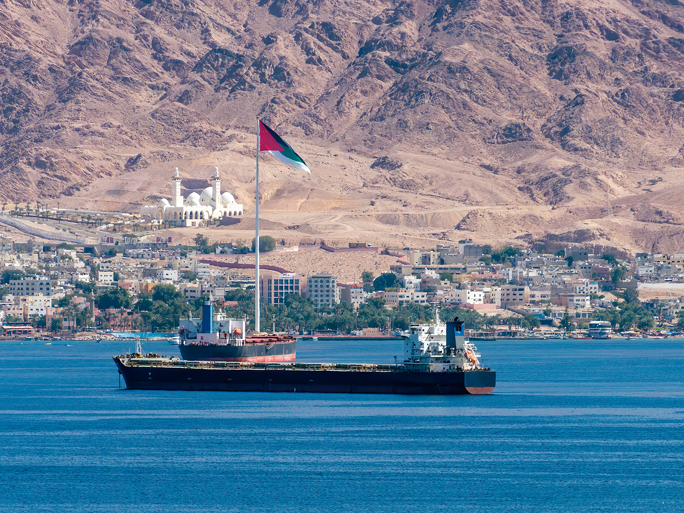 Přístavní město Aqaba se nachází na jižním cípu země na pobřeží Rudého moře