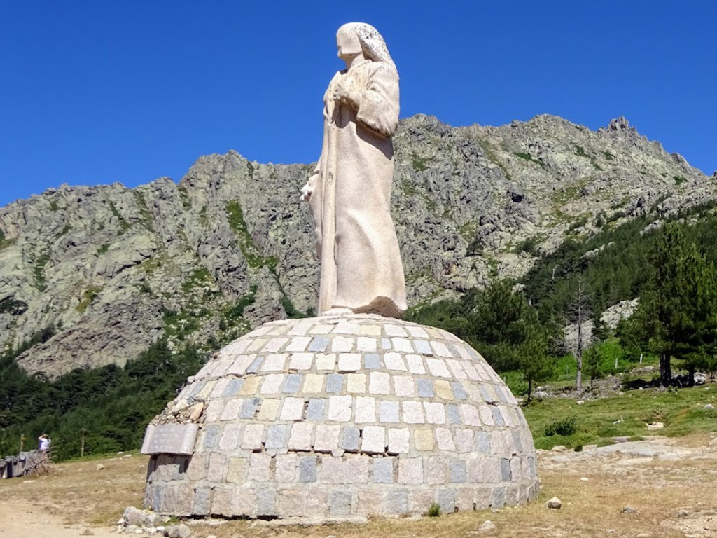 Socha Krista Krále v průsmyku Col de Vergio